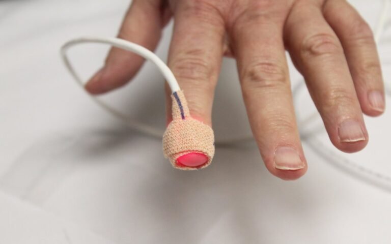 Pulse oximeter measuring oxygen saturation