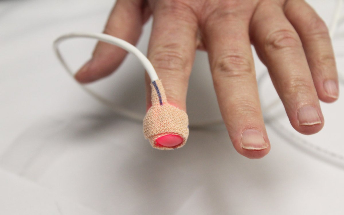 Pulse oximeter measuring oxygen saturation